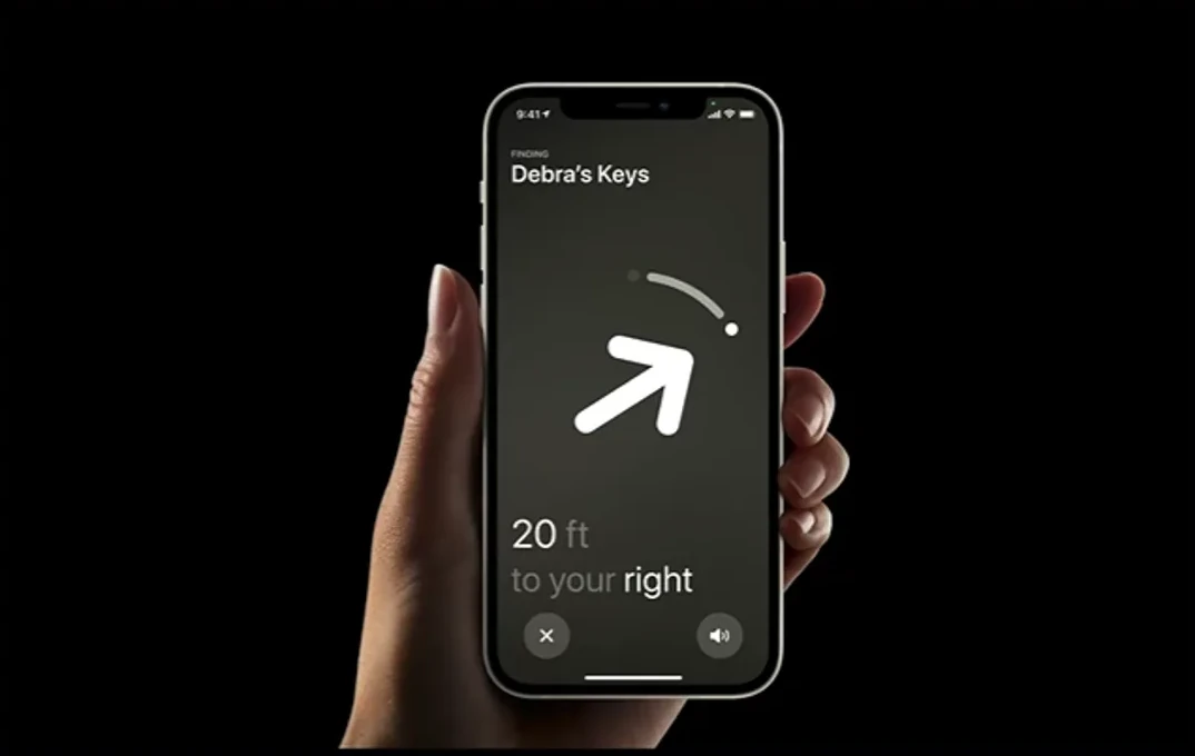 手持 iPhone 的界面上显示一个指向右前方的箭头，提示物品在右侧 20 英尺处